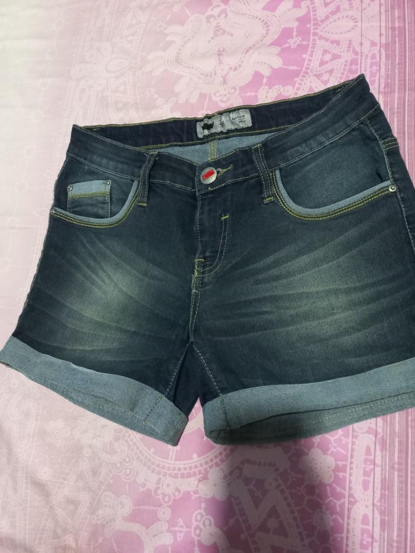 Celana pendek jeans bold curve, Fesyen Wanita, Pakaian Wanita, Bawahan di  Carousell