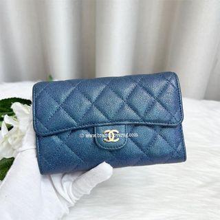 AUTH CHANEL 19S Iridescent Caviar Flat Card Holder CC PEARLY Blue