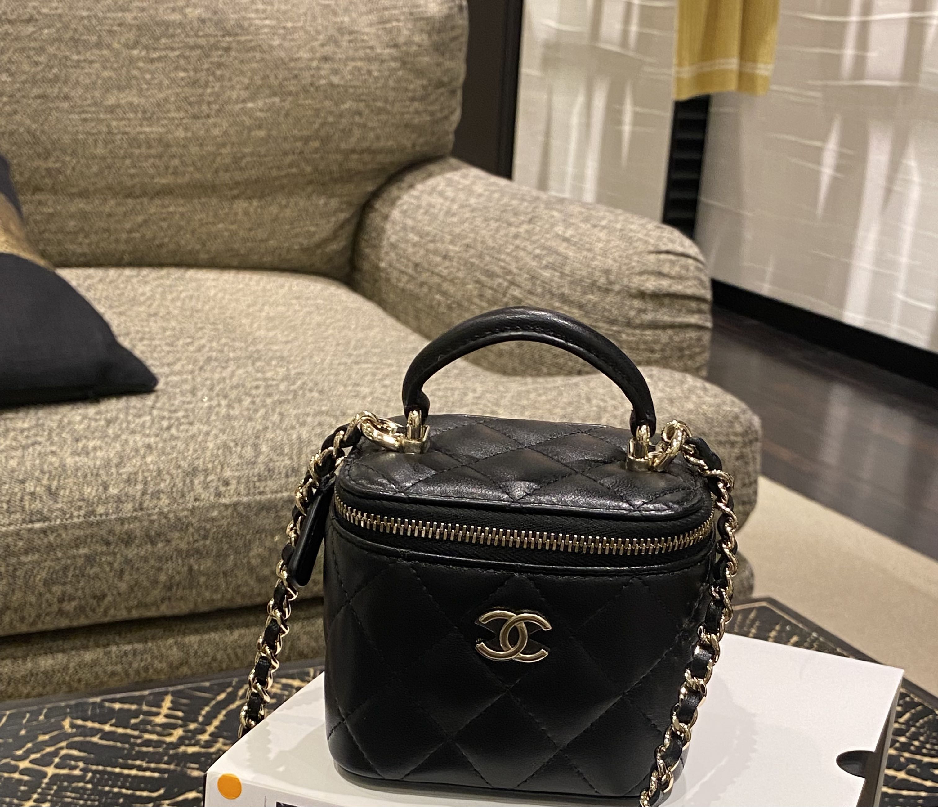 Chanel small box bag 小盒子, 名牌, 手袋及銀包- Carousell