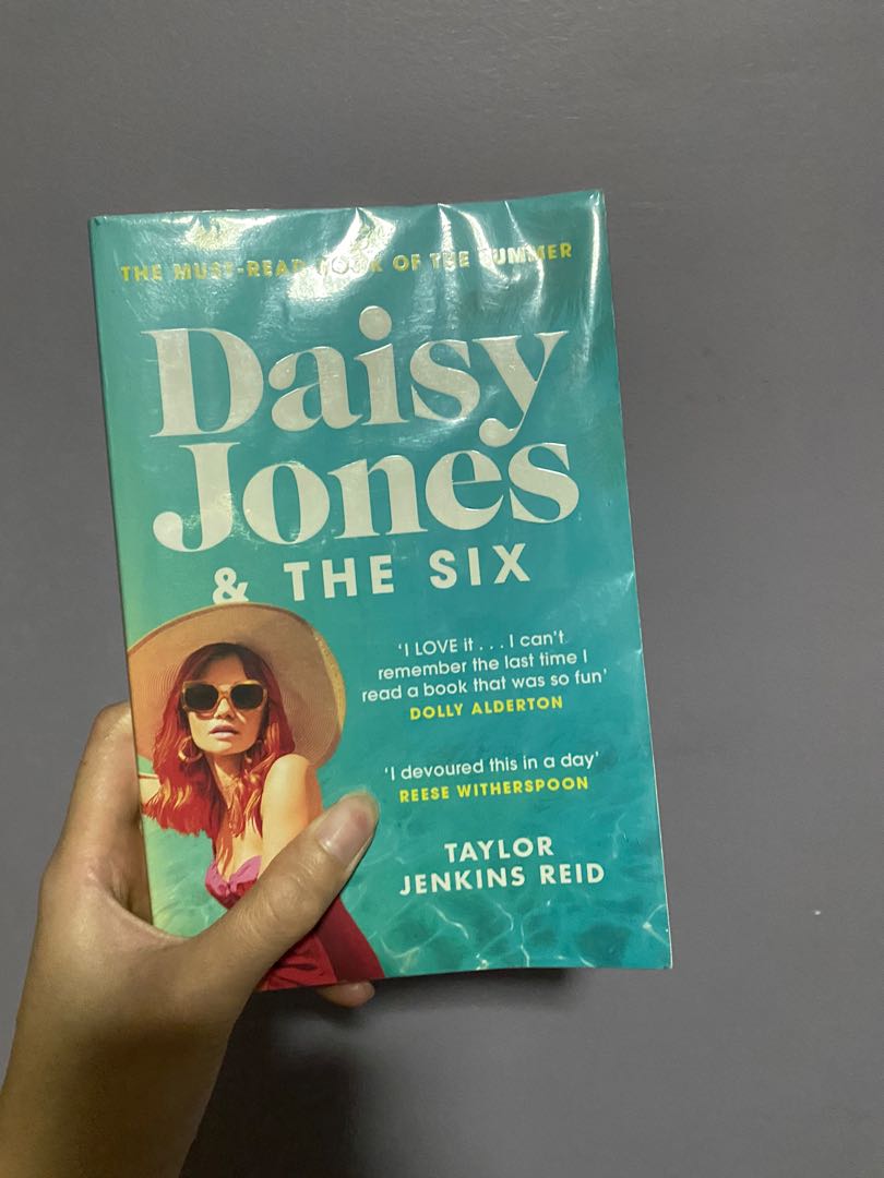 Daisy jones and the six, Hobbies & Toys, Books & Magazines, Fiction