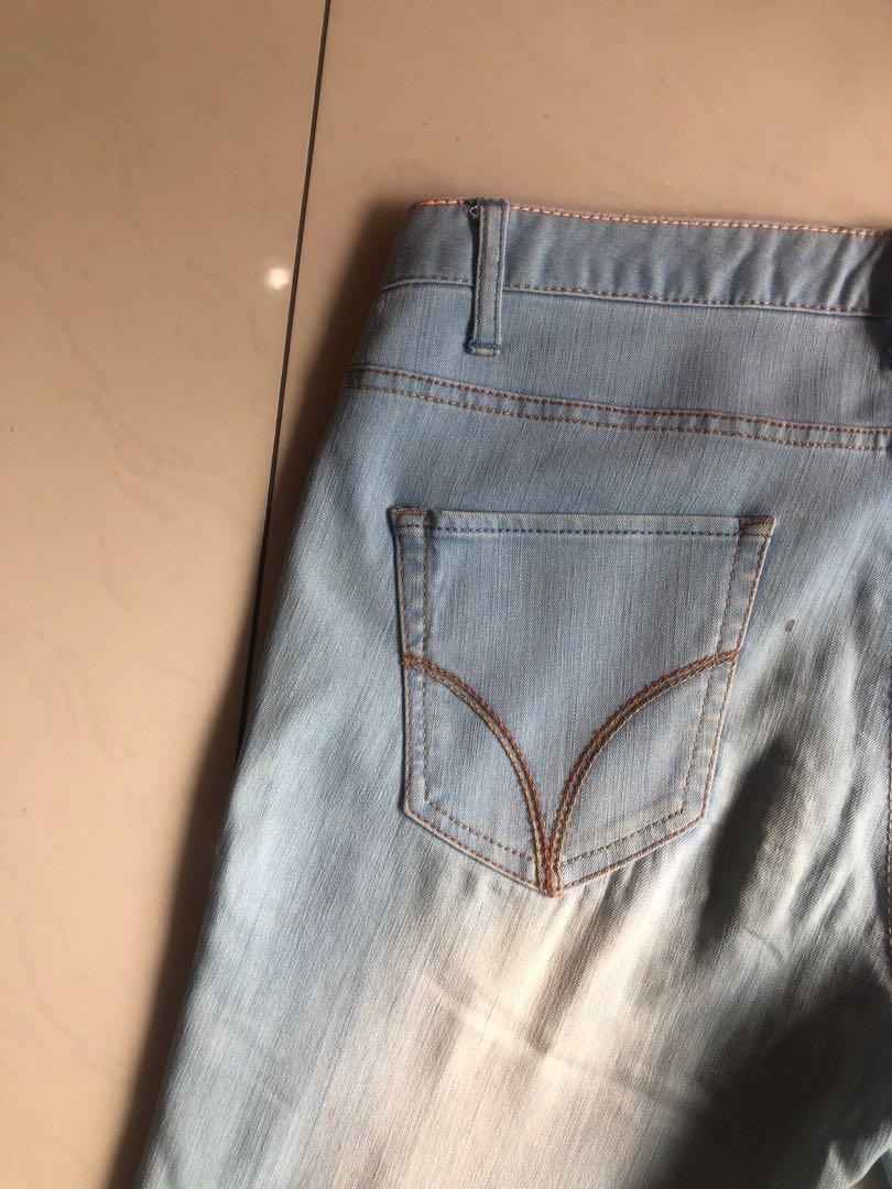 GIORDANO Light Jeans, Fesyen Wanita, Pakaian Wanita, Bawahan di Carousell