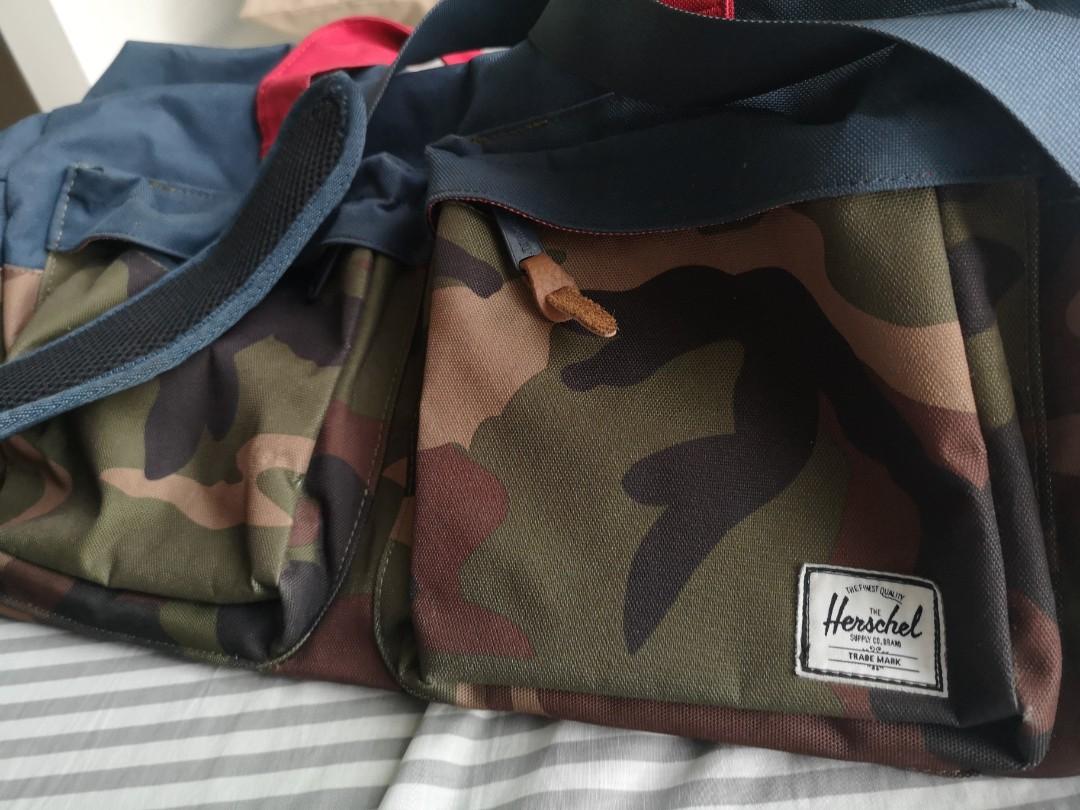 Herschel camo hot sale duffle bag