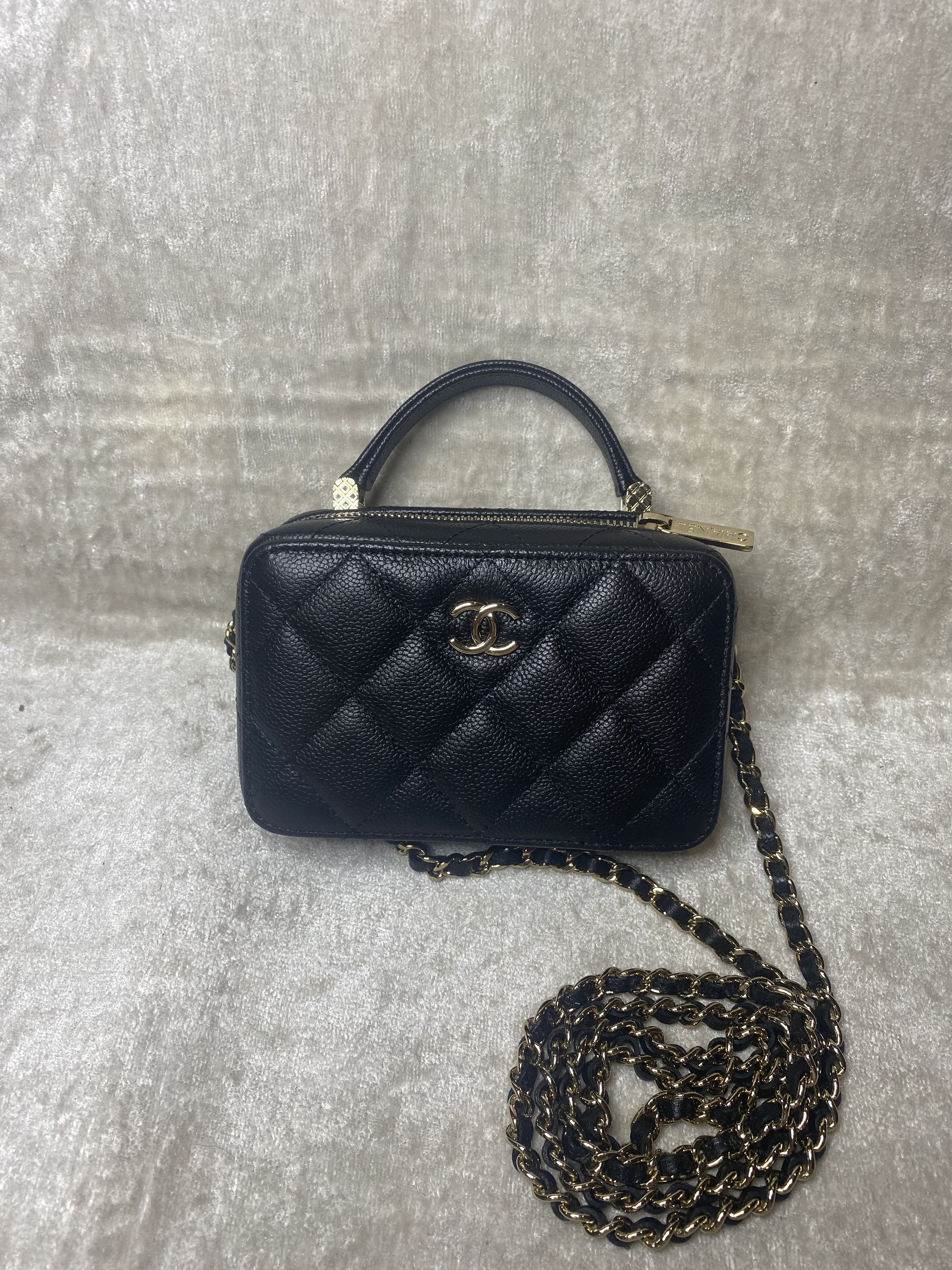 ❗️INSTOCK❗️CHANEL 22P Black Mini Vanity Case with Handle LGHW, Luxury, Bags  & Wallets on Carousell