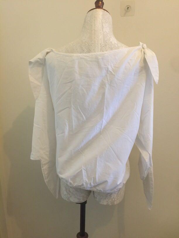 Joie White top (Category: Blouses) located in Pasig City. Submitted by sandace (Listing ID 1156545089, Image 2). Description: Lightly used.