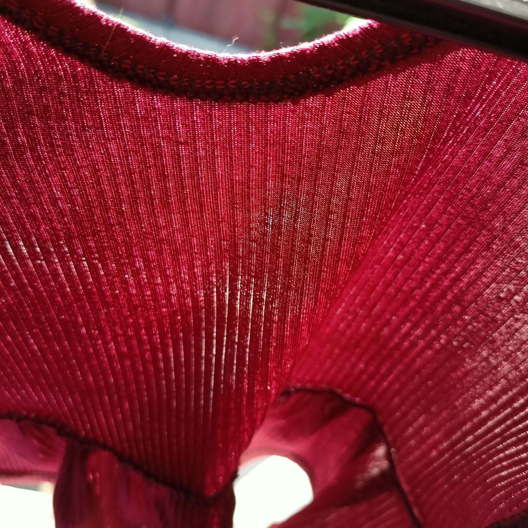 red crop top (Category: Others Tops) located in Mandaluyong City. Submitted by declutter21m (Listing ID 1156575771, Image 3). Description: don't hesitate to make an offer! :D good quality material no tag/brand fits small-medium rfs: decluttering.