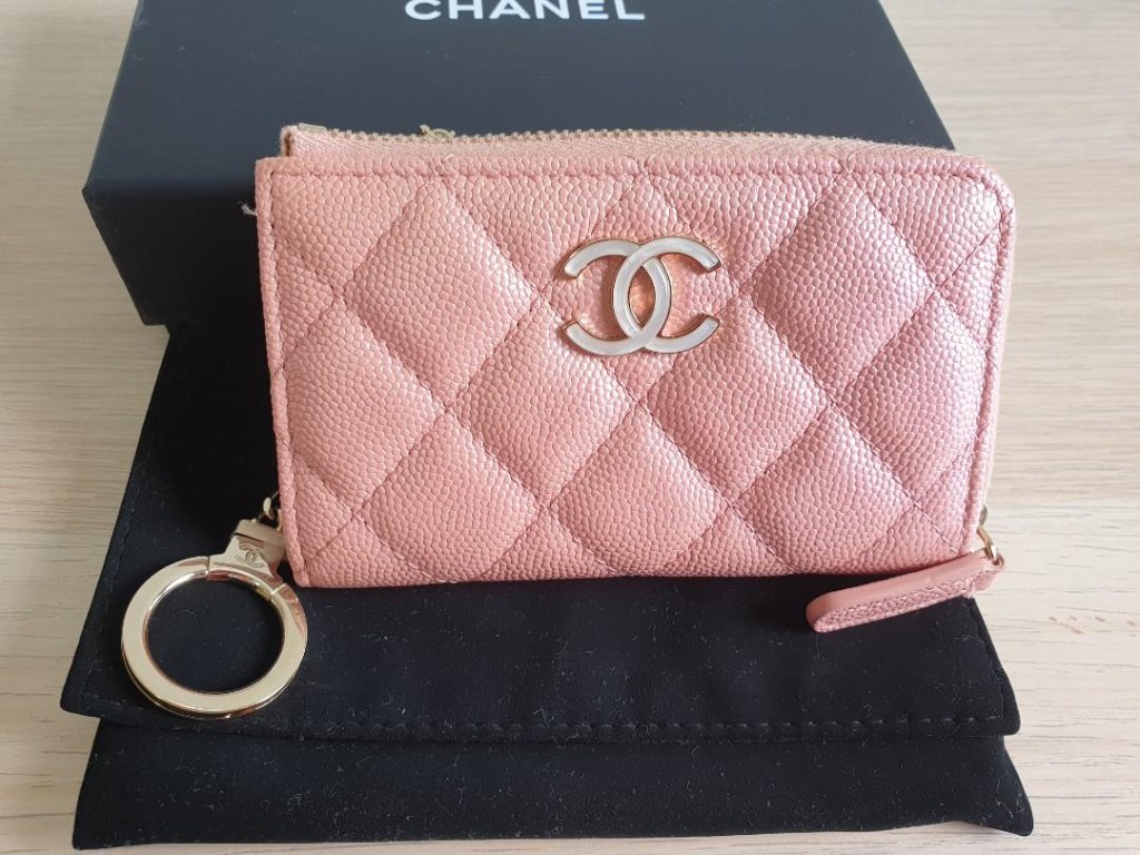 CHANEL 19S Iridescent Pink Caviar Flat Card Holder Light Gold Hardware –  AYAINLOVE CURATED LUXURIES