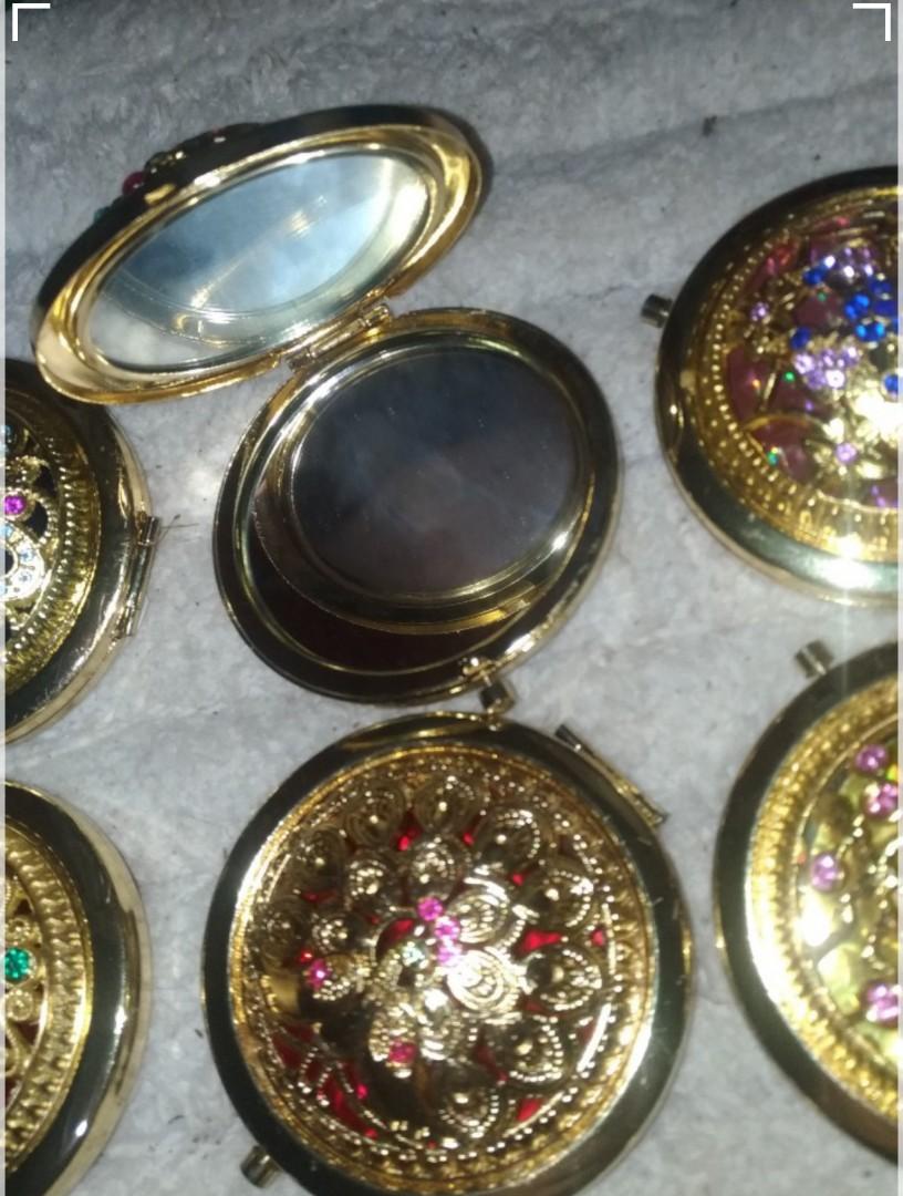 Compact Mirror (Category: Face Care) located in Antipolo. Submitted by carnagevisors1990 (Listing ID 1099247318, Image 1). Description: Compact Mirror with intricate design and details. Vintage style but new stocks. metal material. lalamove sa malapit sa Antipolo. LBC sa malayo. sagot ng buyer shipping at lalamove. Thanks..