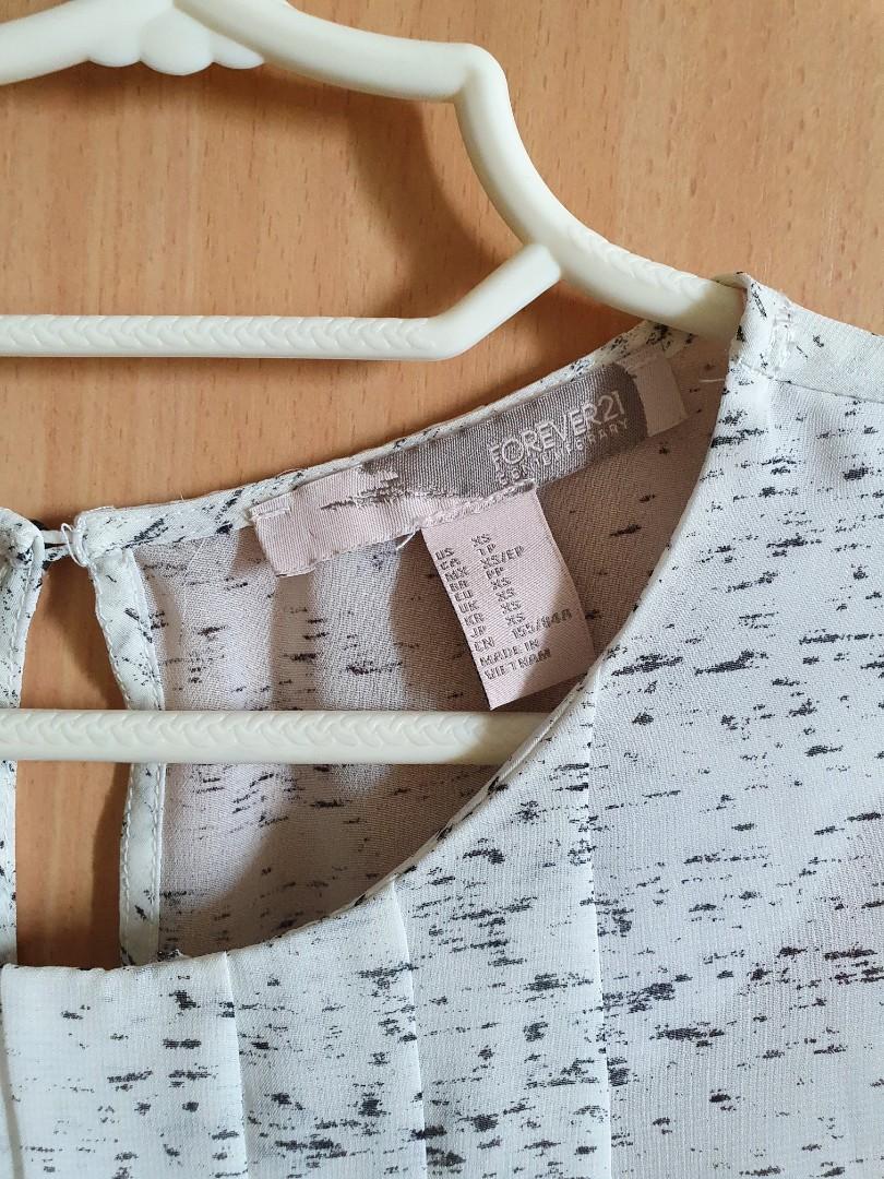 Forever 21 sheer 3/4 sleeves top small (Category: Blouses) located in Manila. Submitted by abyasy (Listing ID 1156825221, Image 2). Description: .