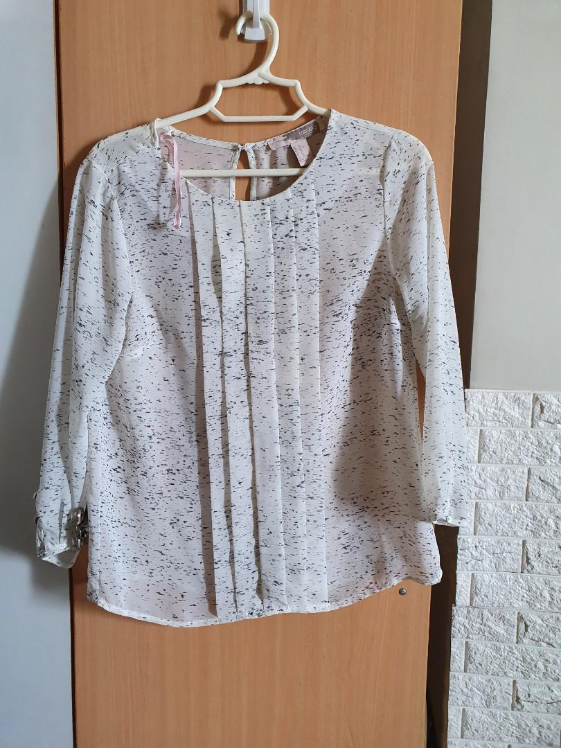 Forever 21 sheer 3/4 sleeves top small (Category: Blouses) located in Manila. Submitted by abyasy (Listing ID 1156825221, Image 1). Description: .