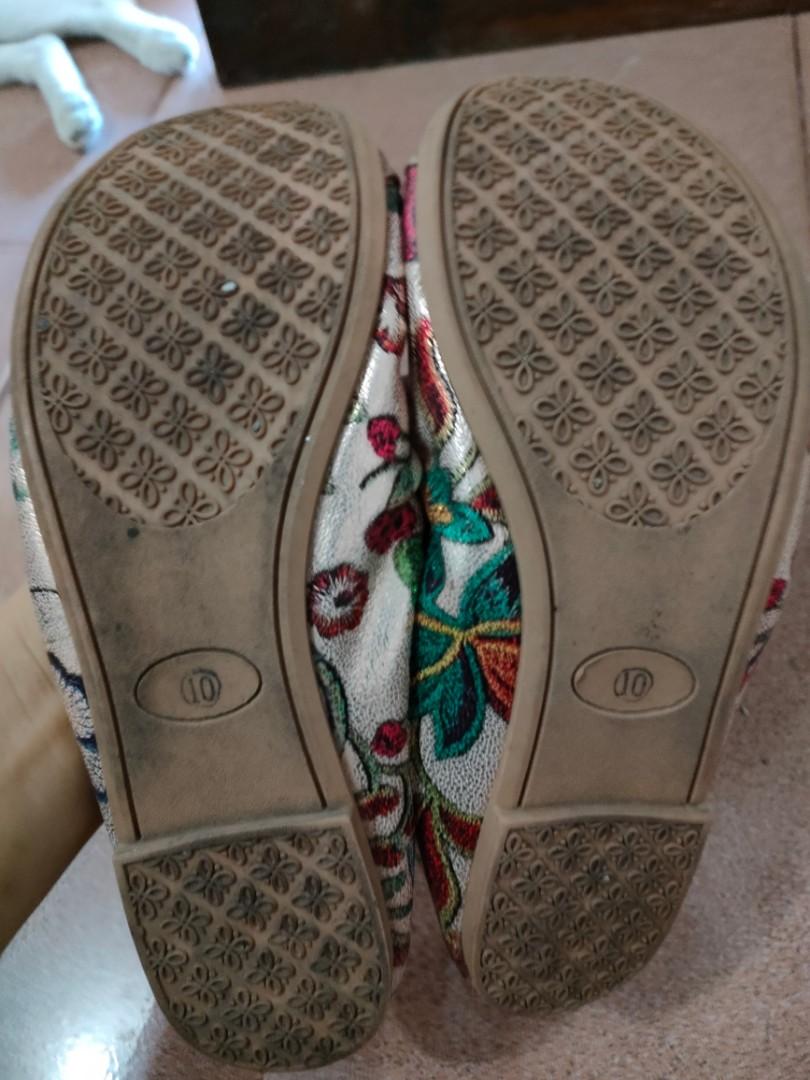 Garage Sale! Size 10 (Category: Flats & Sandals) located in Cavite. Submitted by LV426Shop (Listing ID 1156786156, Image 3). Description: Shopee check out Size 10 perfect fit for size 9 Bought at Janylin #4theplanet.