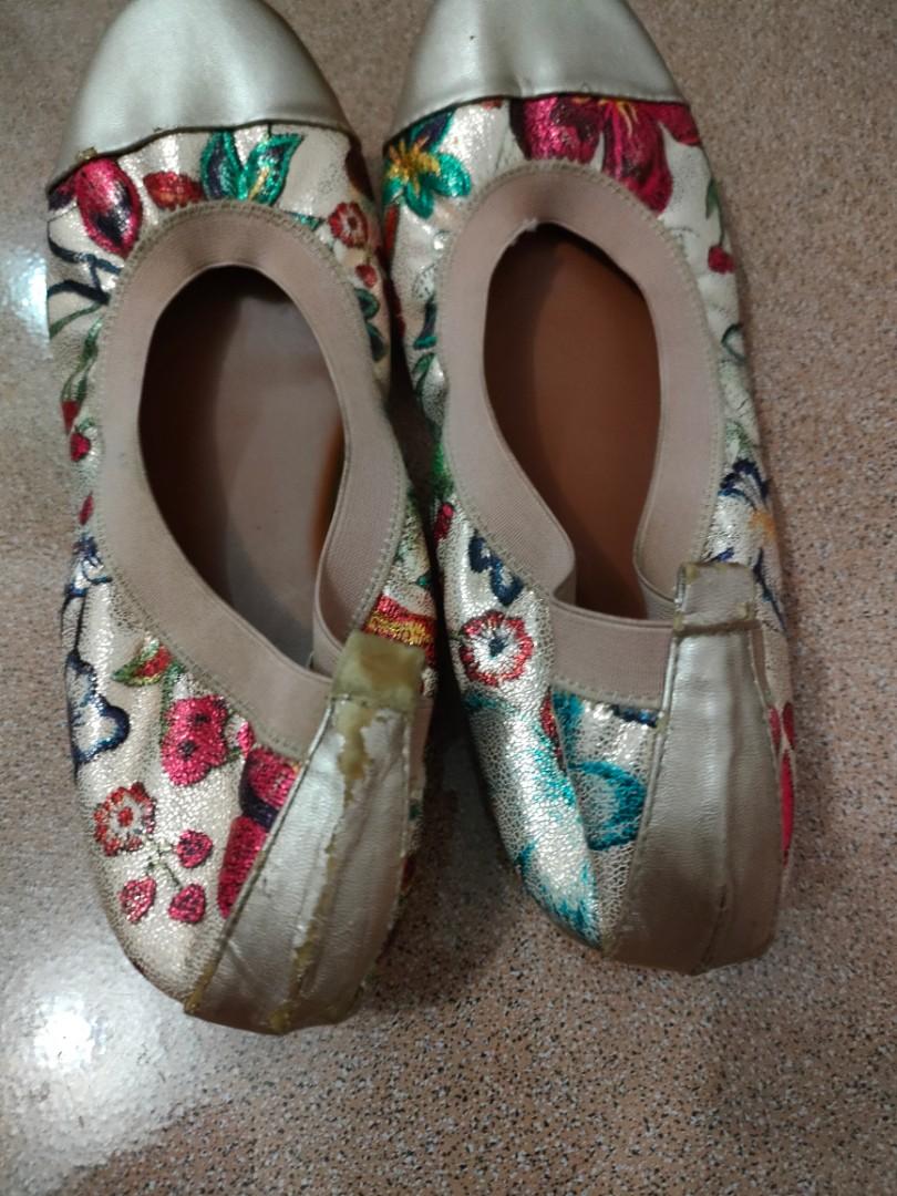 Garage Sale! Size 10 (Category: Flats & Sandals) located in Cavite. Submitted by LV426Shop (Listing ID 1156786156, Image 2). Description: Shopee check out Size 10 perfect fit for size 9 Bought at Janylin #4theplanet.