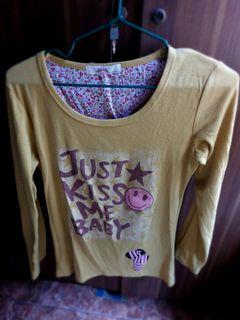 Kaos kuning mustard