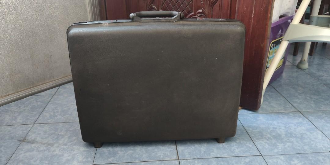Samsonite Vintage Luggage Hard Suitcase (Category: Luggage) located in Quezon City. Submitted by jam1ekow (Listing ID 1156726941, Image 1). Description: dimension w 23" l 17" bottom 6" needs cleaning only no more keys.