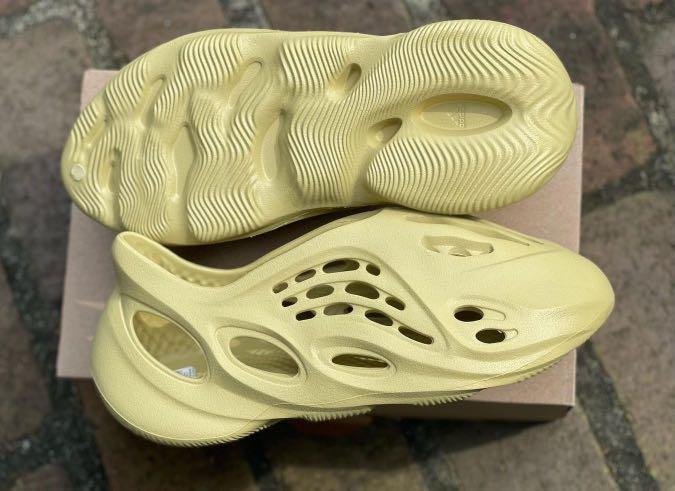 全新adidas yeezy foam runner sulfur GV6775 yzy rnnr uk 7 9 eur 40.5 43, 男裝,  鞋, 拖鞋- Carousell