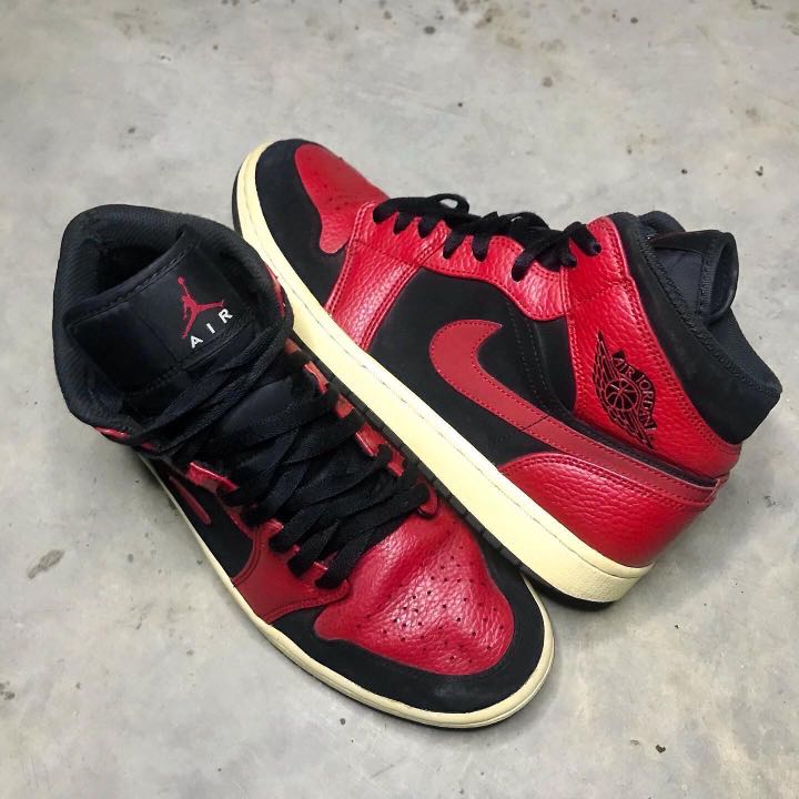 Air jordan 1 mid reverse bred, Fesyen Pria, Sepatu , Sneakers di Carousell