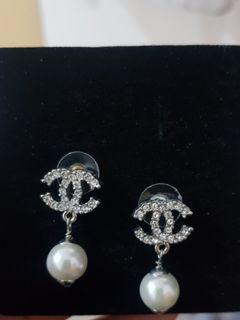 anting chanel silver pearl