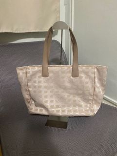 (Category: ) located in . Submitted by glamnchic (Listing ID 1156958758, Image 1). Description: .