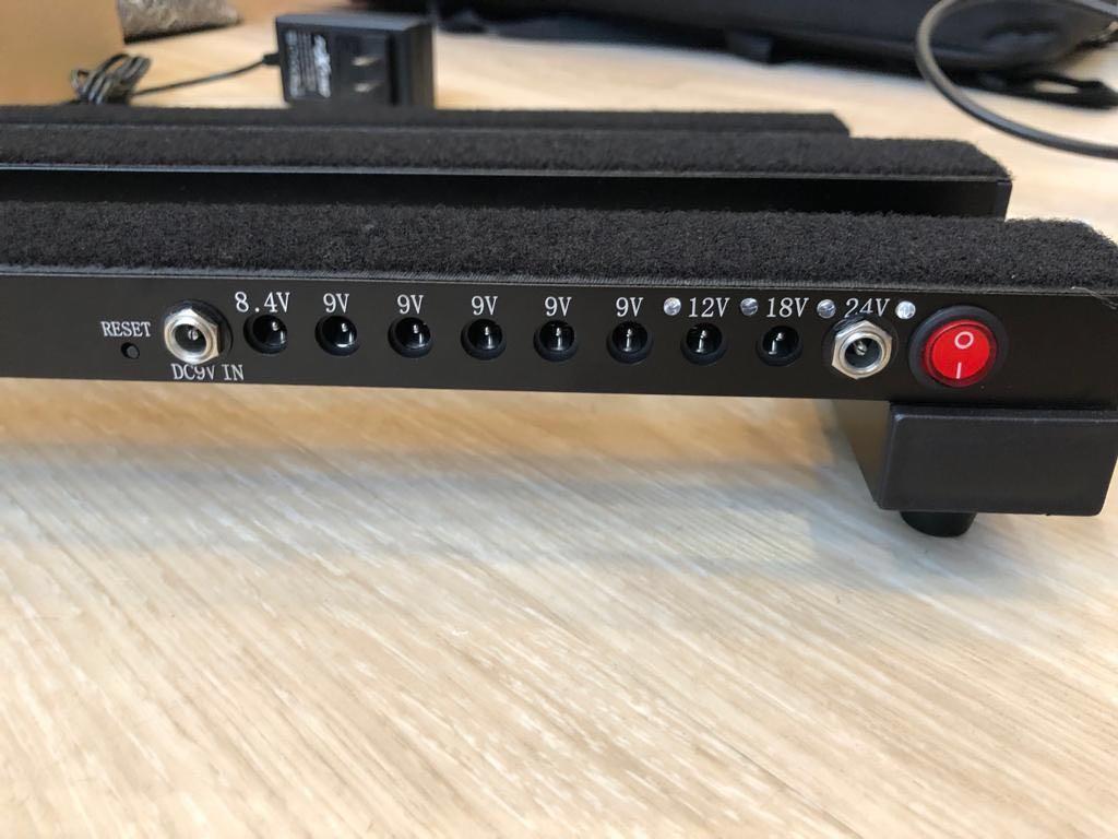 BoxKing Pedalboard, built in power supply, Hobbies & Toys, Music & Media, Musical Instruments on