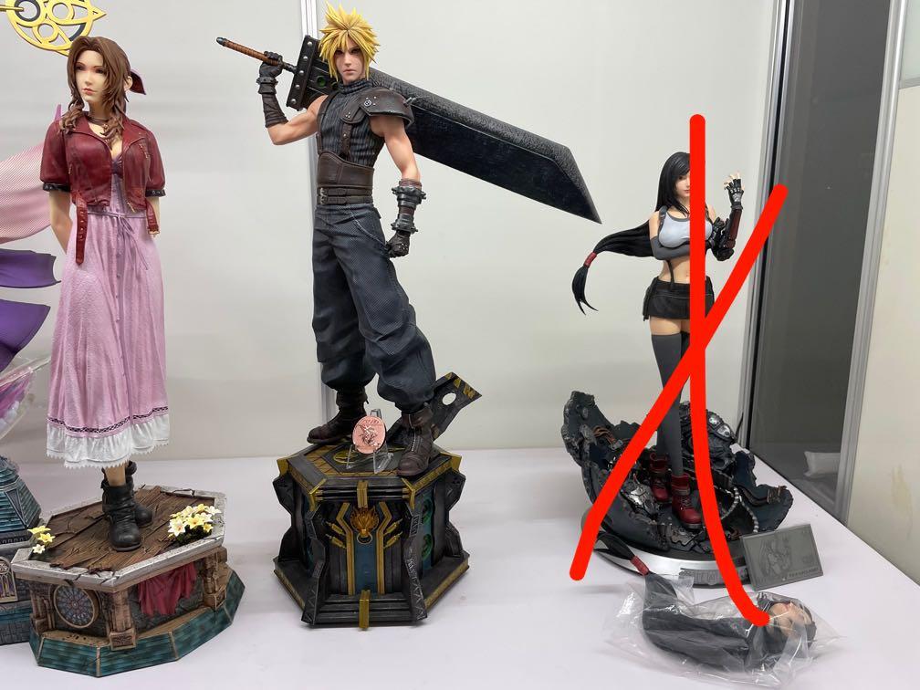 Final fantasy shop 7 statue