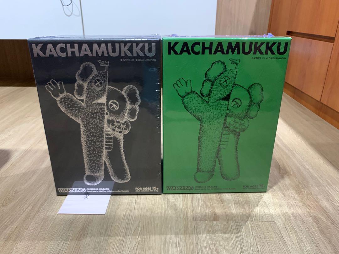KAWS KACHAMUKKU Figure Vinyle Vert/Rouge – 2022 – Édition Limitée