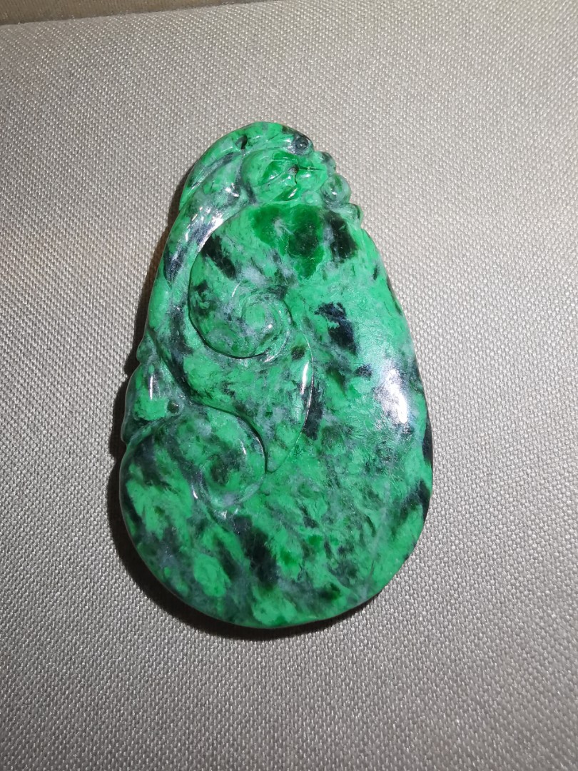 Maw Sit Sit Jade-Albite Ruyi carving pendant, Burma 缅甸摩西西玉
