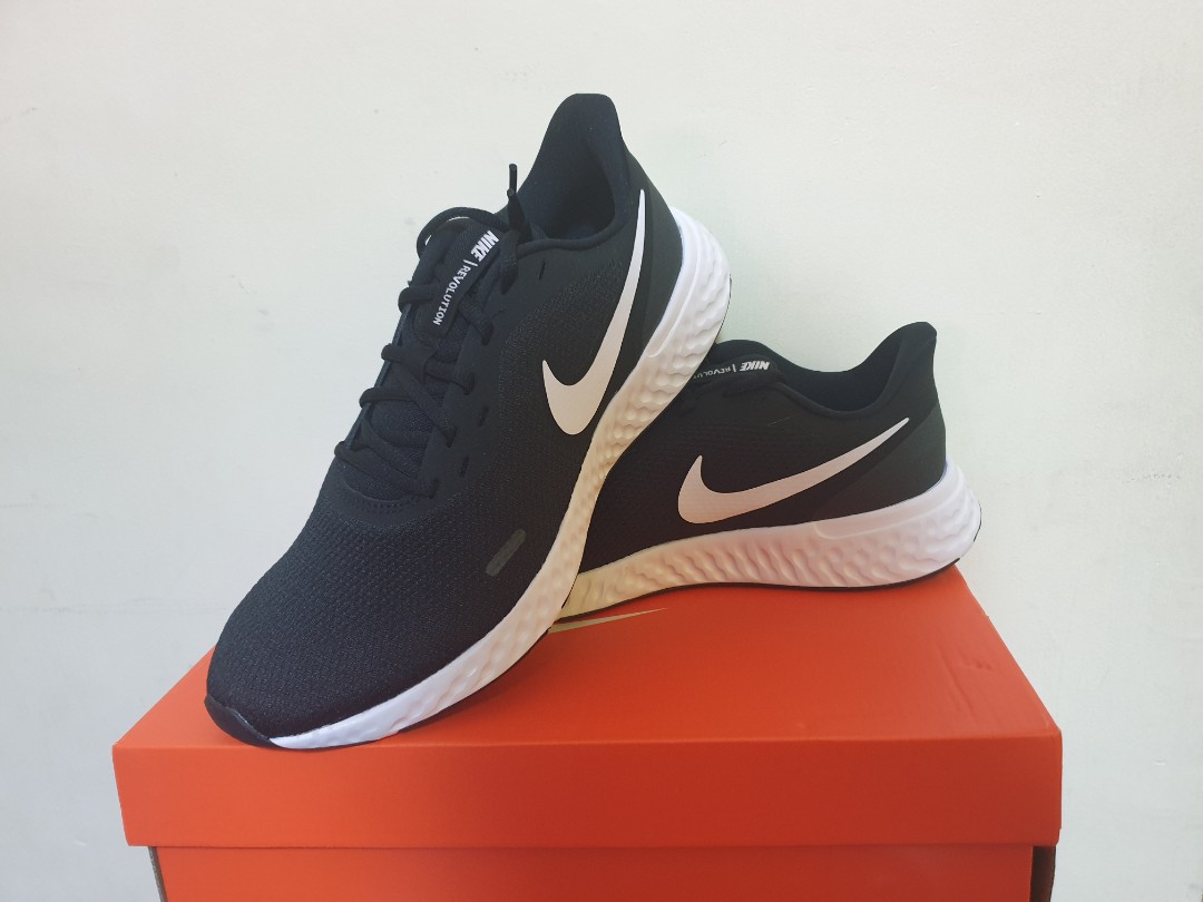 nike revolution black mens