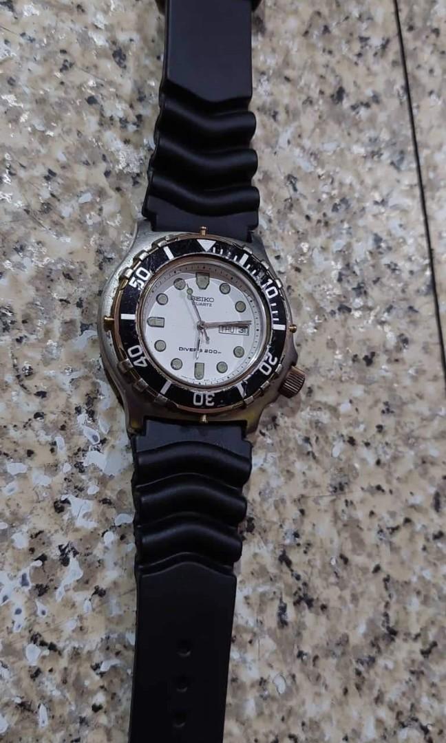 Seiko quarts divers (Category: Luxury Watches) located in Caloocan City. Submitted by great_2003 (Listing ID 1157074574, Image 1). Description: good running condition original authentic all stainless steel 8123 - 702A made in japan rotating ring besel as is only wysiwyg replaced new strap diameter size approx . 42 mm screw down white display dial.