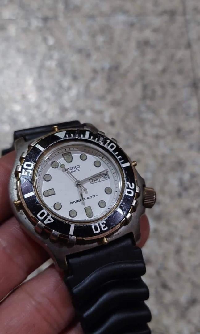 Seiko quarts divers (Category: Luxury Watches) located in Caloocan City. Submitted by great_2003 (Listing ID 1157074574, Image 3). Description: good running condition original authentic all stainless steel 8123 - 702A made in japan rotating ring besel as is only wysiwyg replaced new strap diameter size approx . 42 mm screw down white display dial.