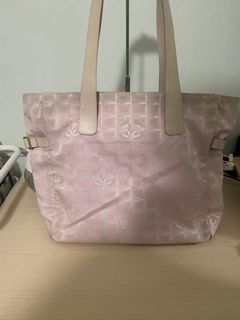 (Category: ) located in . Submitted by glamnchic (Listing ID 1156958300, Image 1). Description: .