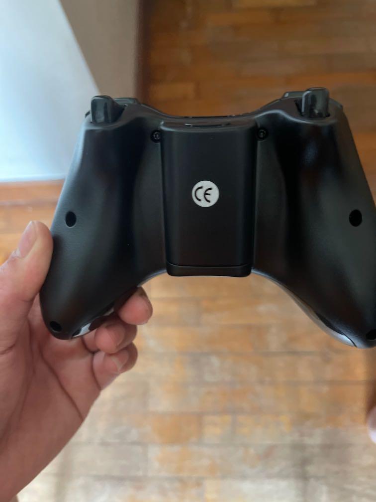 Xbox controller (Category: Controllers) located in Singapore. Submitted by alvinxxxxx (Listing ID 1156989236, Image 2). Description: Xbox.