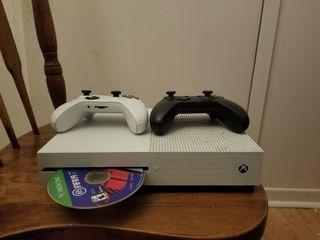 Xbox One S (2 manettes) + Jeu: Fifa 19