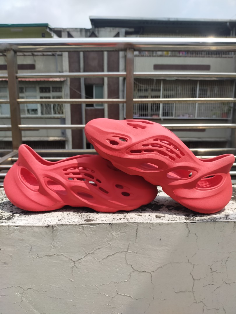 Yeezy foam runner vermillion, 他的時尚, 鞋, 運動鞋在旋轉拍賣