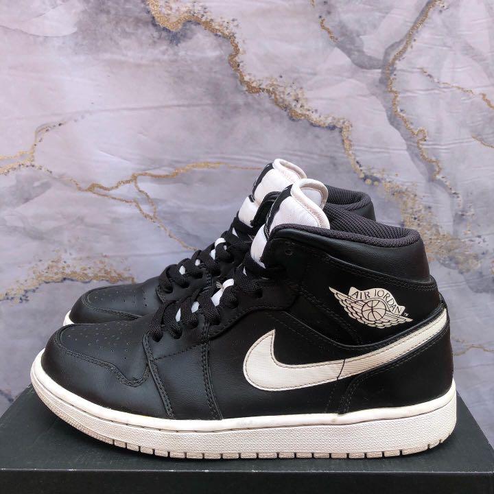 Air Jordan 1 Mid Black White, Fesyen 