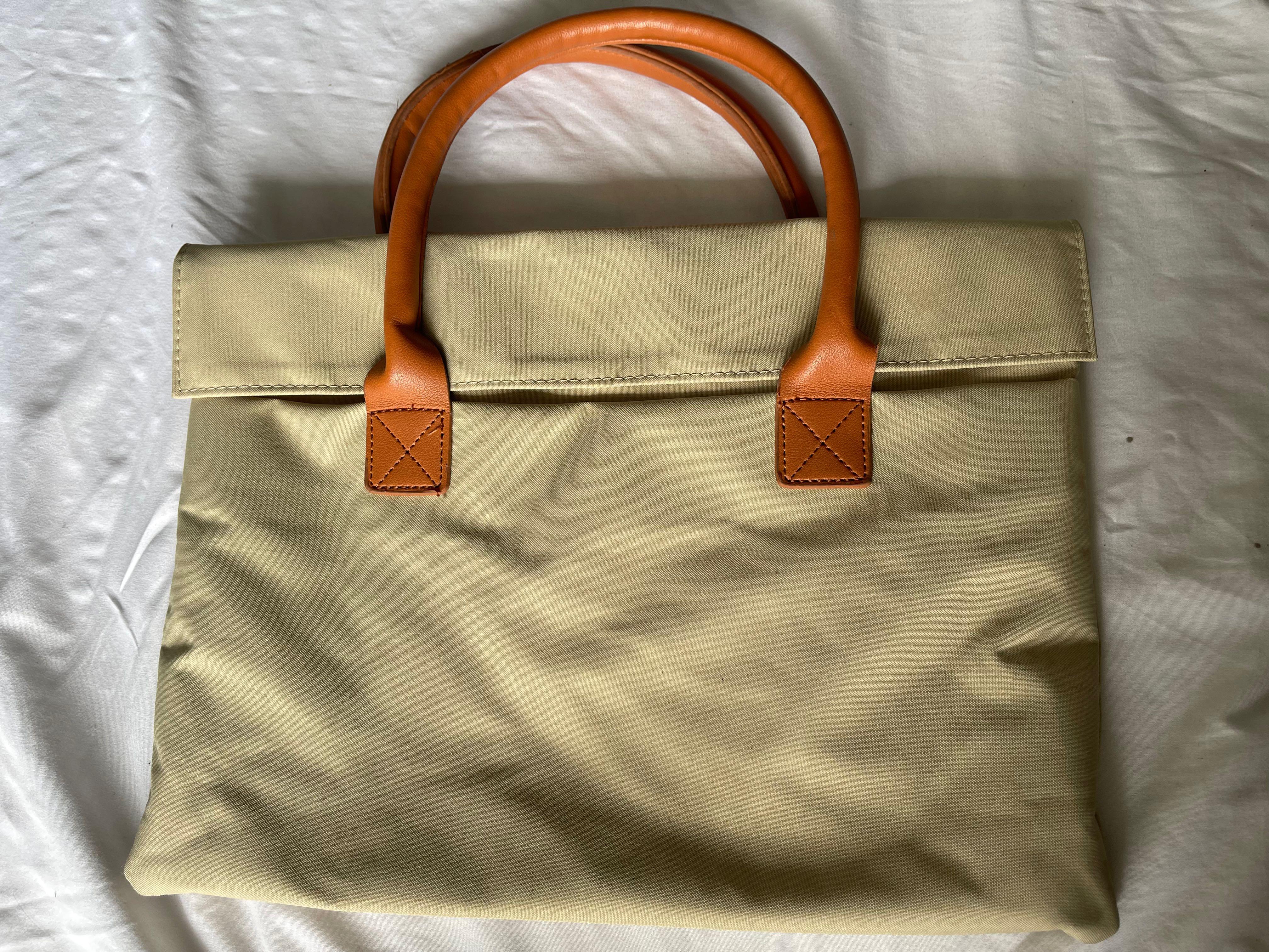 Laptop Bag (Category: Luxury Bags & Wallets) located in Quezon City. Submitted by goodbuytoyou (Listing ID 1157139768, Image 1). Description: .