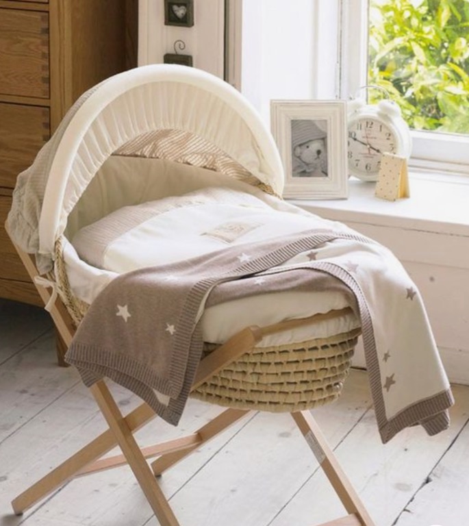 Mamas and Papas Classic Moses Basket with Stand, 2 Fitted Sheets and