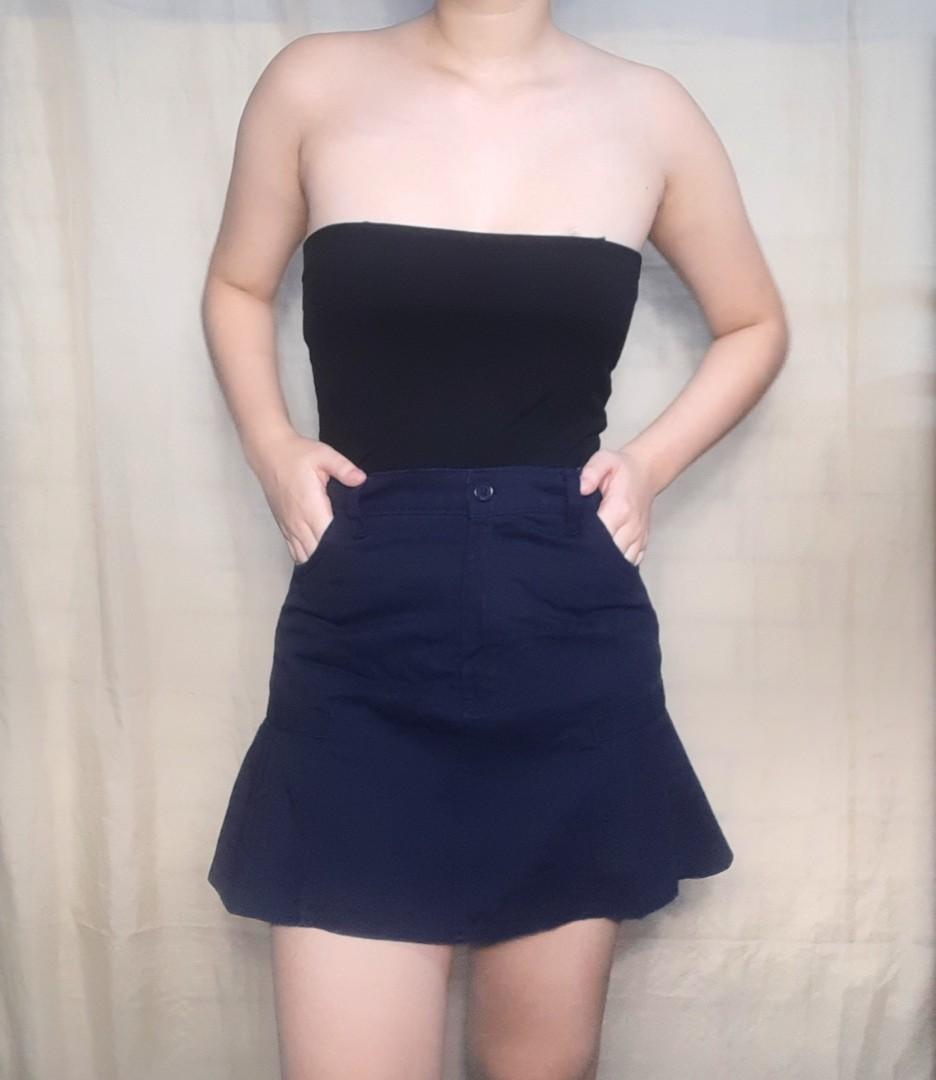 navy knife pleated y2k mini skirt (Category: Skirts) located in Quezon City. Submitted by kubby.archives (Listing ID 1157205583, Image 1). Description: - this is super cute! - hugs body well -has shorts! - small - medium (adjustable waistline) w: up to 28" l: 14.5".