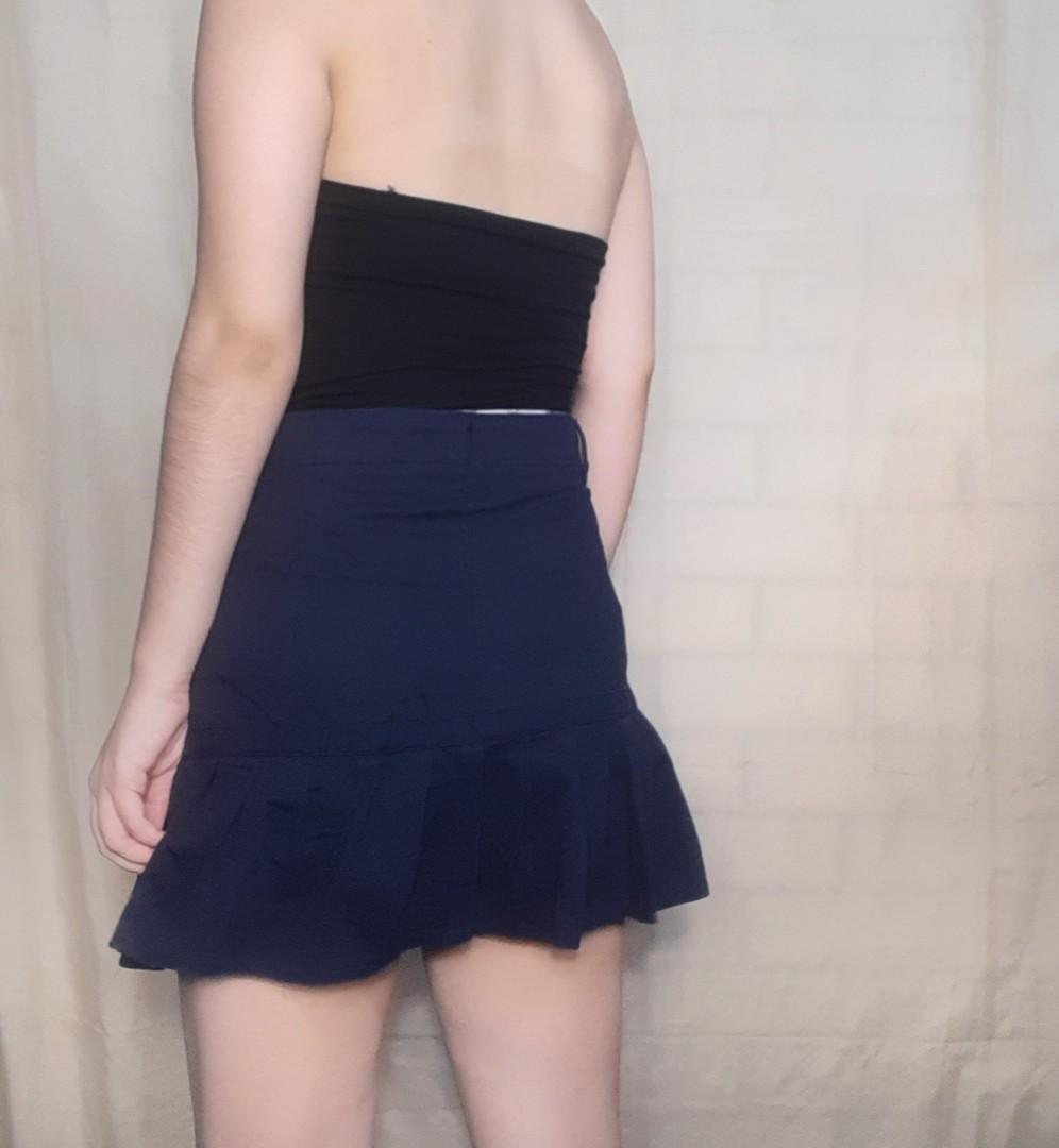 navy knife pleated y2k mini skirt (Category: Skirts) located in Quezon City. Submitted by kubby.archives (Listing ID 1157205583, Image 2). Description: - this is super cute! - hugs body well -has shorts! - small - medium (adjustable waistline) w: up to 28" l: 14.5".