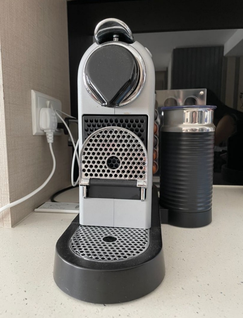 Nespresso machine + aeroccino + 4 glass 