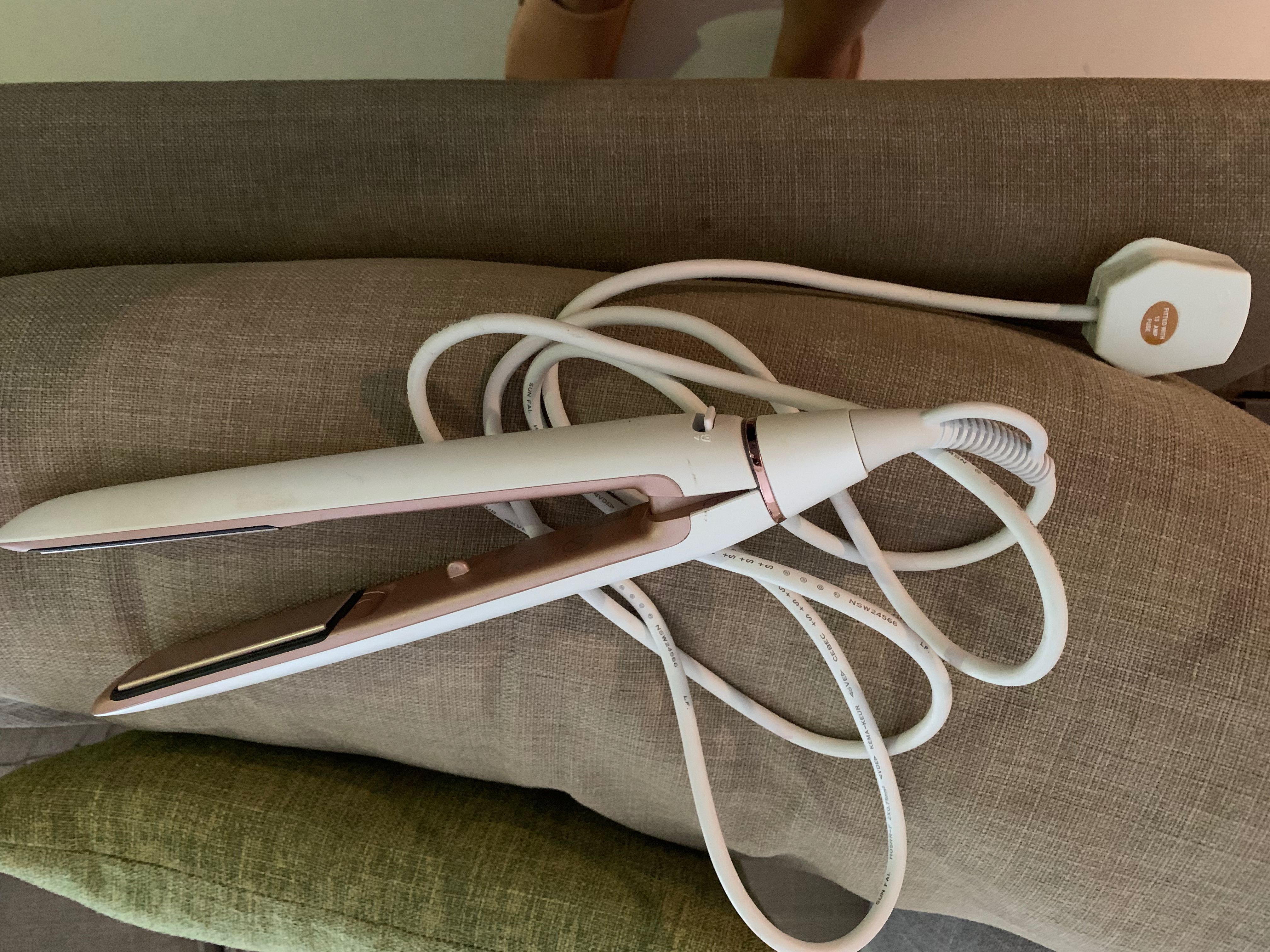 PHILIPS HAIR STRAIGHTENER model HP8372 03 Beauty Personal