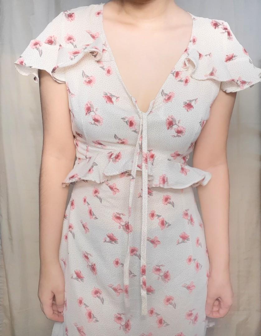 pink floral ruffled dress (Category: Dresses) located in Quezon City. Submitted by kubby.archives (Listing ID 1157209491, Image 3). Description: - has skirt lining - looks better if zipped properly (model's chest is too big) w: 26" b: 32-33" l: 33".