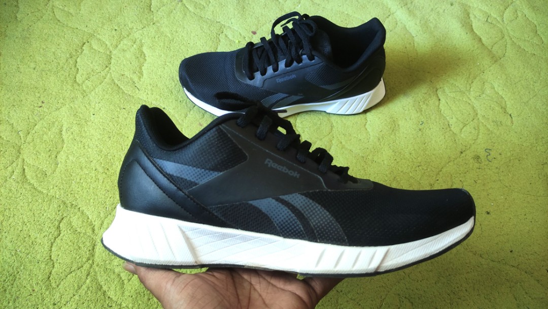 black reebok runners
