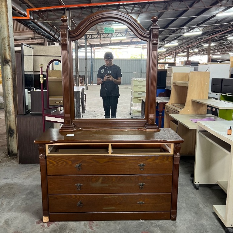 Wide store dressing table