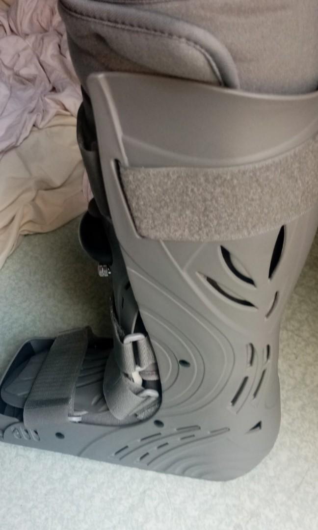 aircast walker boot pneumatic (Category: Braces, Support & Protection) located in Quezon City. Submitted by mrrightgeneralmerchandise (Listing ID 1157454127, Image 2). Description: selling aircast pneumatic walker boots made in korea Mr Right General Merchandise 09182798886 09911005908.