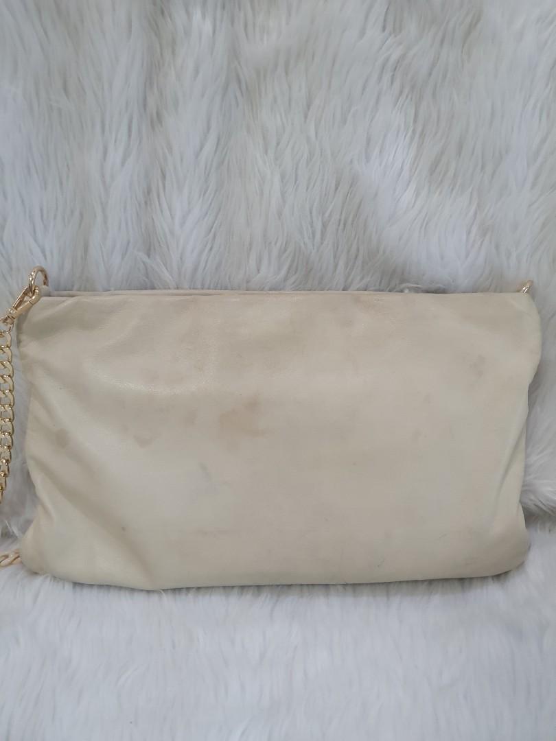 Authentic Prada Sling Bag (Category: Luxury Bags & Wallets) located in Malolos. Submitted by yamaguchionline (Listing ID 1157321108, Image 3). Description: SALE ❣❣❣ Authentic Prada Sling Bag Limited Edition Bought in Japan With Card With Dustbag With Etiquette Made in Italy Lampo zipper Issue: clutch bag pinagawa pinalagyan ng sling Preloved Please respect my ads❤ Thank you.