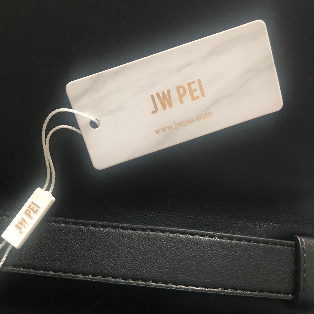 Replying to @beenchanel @JW PEI unboxing the MAZE crossbody bag in lig