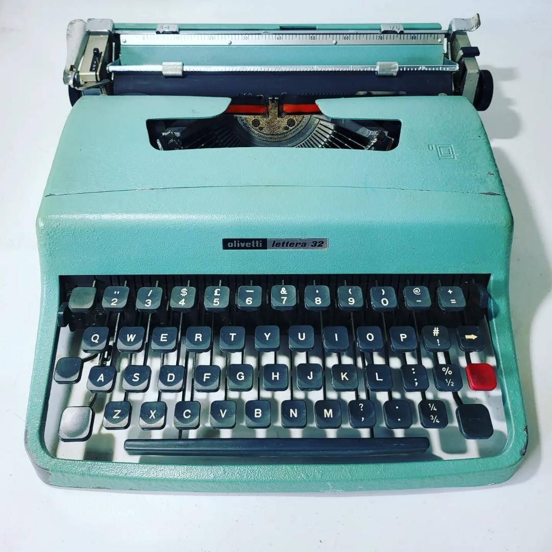 Olivetti lettera 32 typewriter, Hobbies & Toys, Memorabilia ...