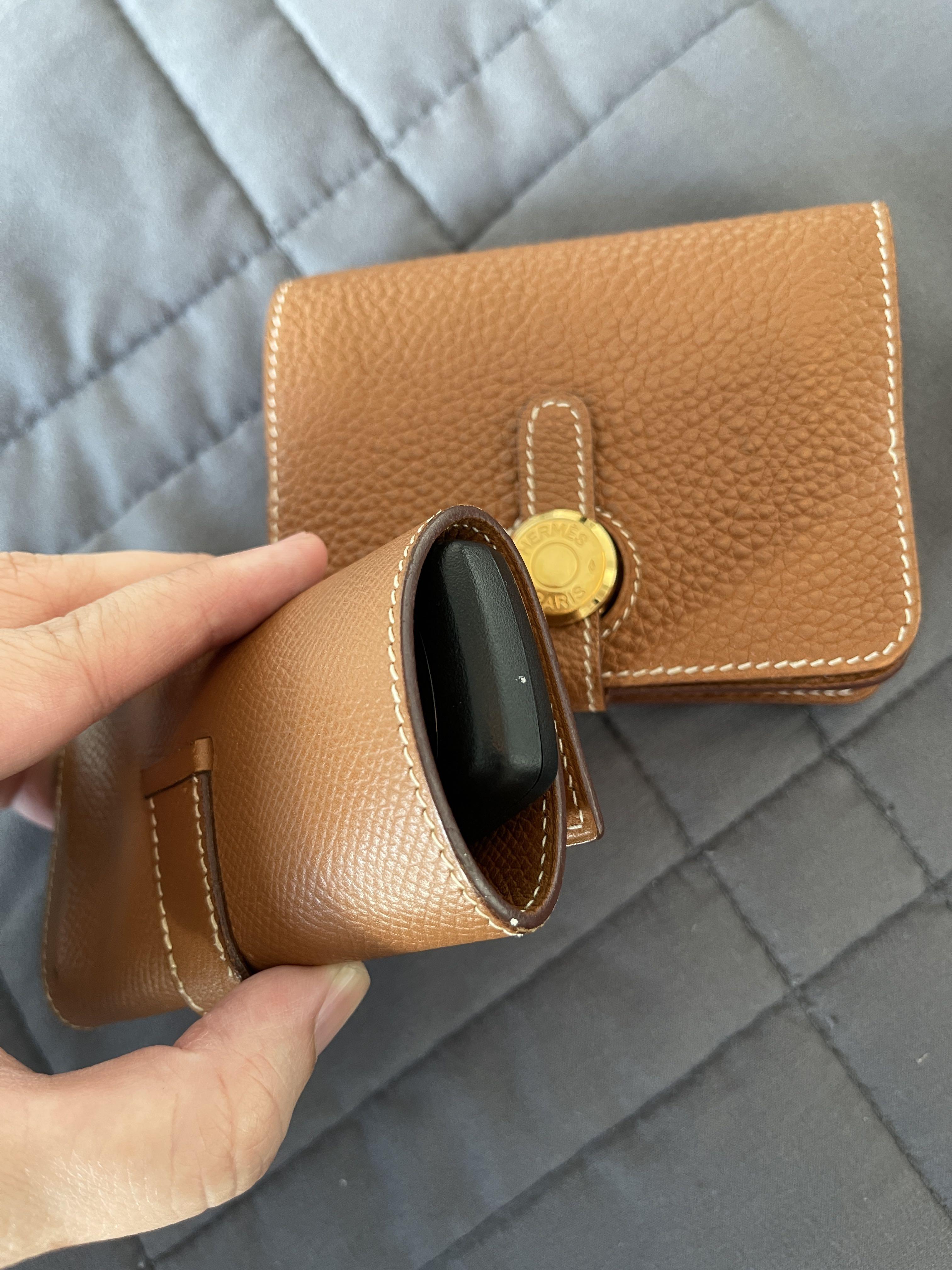 Authentic Hermes Bearn 4 Key Holder Gold (Category: Luxury Bags & Wallets) located in Taguig. Submitted by hellofritzi (Listing ID 1157627261, Image 3). Description: This is one of my Hermes gold collection. Authentic HERMES Bearn Multicles 4 Key Holder in Gold hardware, epsom leather. My absolute favorite ❤️ The flap opens with a leather tab and Hermes H to 4 gold key holders. No issue no problem. Message me. Gold Dogon Small Wallet - Not for sa