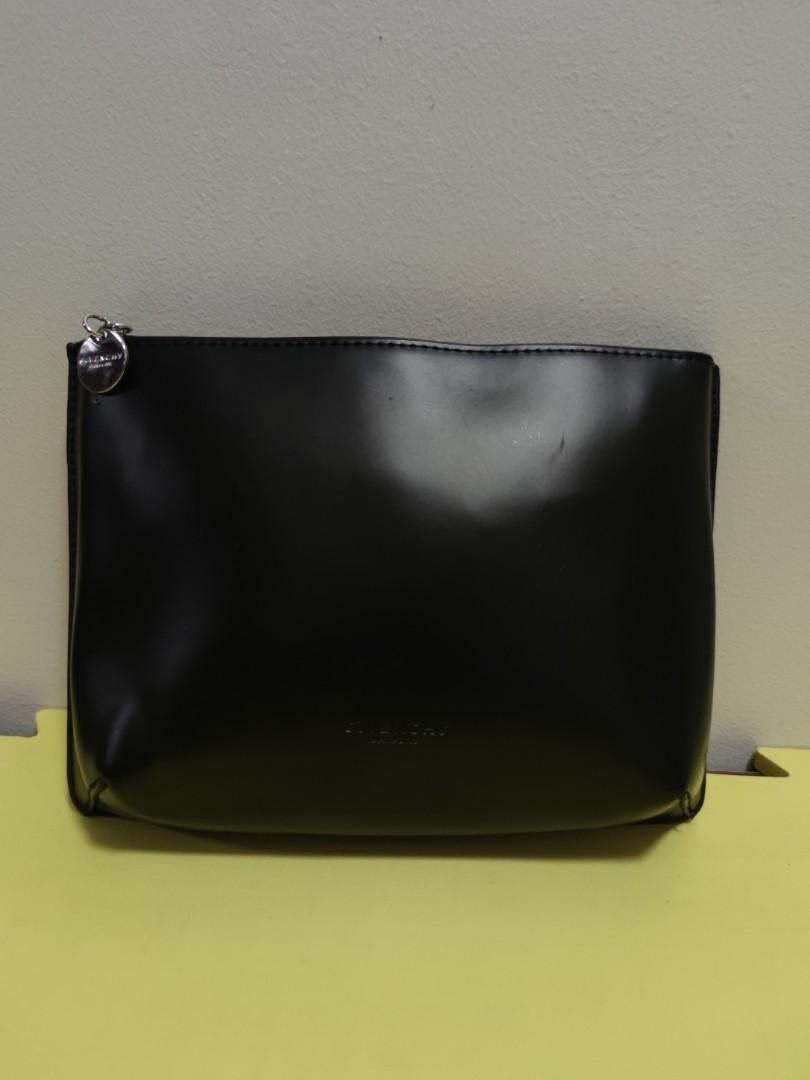Givenchy Pouch (Category: Luxury Bags & Wallets) located in Pasig City. Submitted by armoire_deluxe (Listing ID 1157536851, Image 1). Description: Pre❤️ item. In good condition..