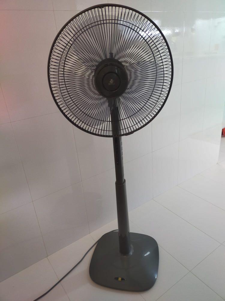KDK N40HS stand fan. 16" fan blade. In good working condition. No