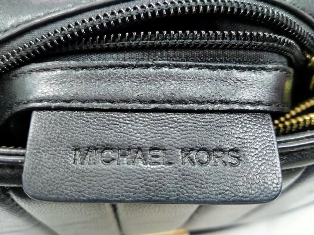 Michael kors convertible chain bag (Category: Luxury Bags & Wallets) located in Naga. Submitted by queburock (Listing ID 1157575690, Image 3). Description: used but very good condition gold hardware. light good hardware.